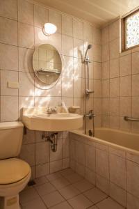 丰原区真正好旅店的浴室配有盥洗盆、卫生间和浴缸。