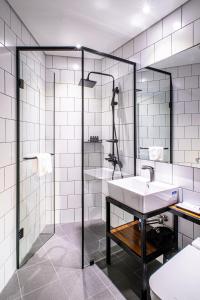 首尔Glue Hotel的一间带水槽和淋浴的浴室