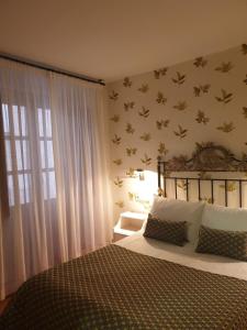 格拉纳达雪花酒店的一间卧室配有床和蝴蝶墙