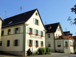 EggolsheimBrauerei_Gasthof Pfister的白色的建筑,有黑色的屋顶
