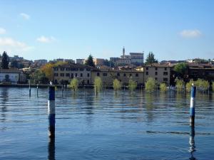 萨尼科赛比诺酒店的水中一大片水,有水杆