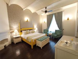 穆索里Hotel Pine Retreat Mallroad的一间带特大号床的卧室和一间浴室