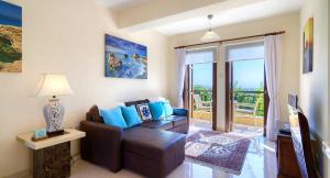 库克里亚1 bedroom Apartment Nesoi with sea and golf views, Aphrodite Hills Resort的带沙发的客厅和阳台
