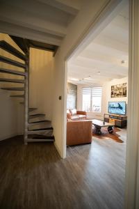 科尔马Le rohan sawadee的一间带楼梯和沙发的客厅