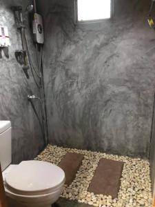 班柯木慕客塔马林德度假村的一间带卫生间的浴室和岩石地板。