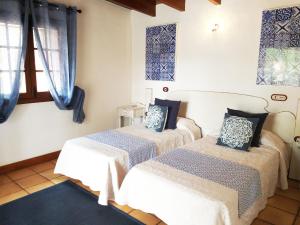 罗萨里奥港Rural Rugama的带2张床的蓝色窗户客房