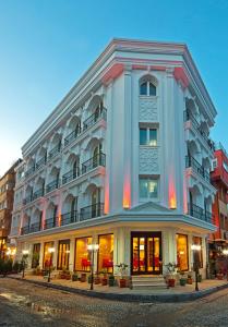 伊斯坦布尔马格诺拉宫殿酒店的一条城市街道上的白色大建筑
