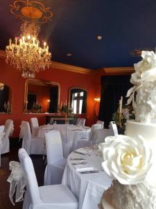 诺斯阿勒顿克利夫兰通天酒店的一间设有白色桌子、白色椅子和吊灯的房间