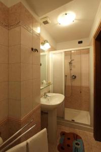 佛罗伦萨玛格丽特酒店的一间带水槽、淋浴和卫生间的浴室