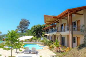 奥霍查尔Vista Villas的一座带游泳池和度假村的别墅