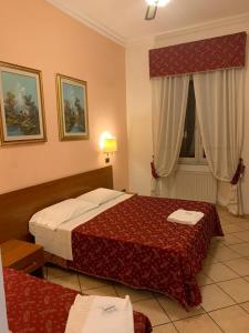 罗马萨吉欧豪斯B&B酒店的酒店客房设有两张床和窗户。