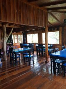 埃尔索韦维奥Aires del Monte的一间配备有蓝色桌椅的用餐室