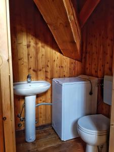 尚波吕克尼德艾格勒旅馆的浴室配有白色水槽和卫生间。