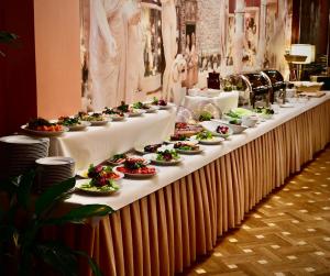 克拉科夫波尔斯基比亚莱姆奥尔莱姆酒店的一张长桌,上面放着食物板