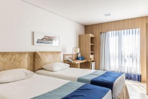 北茹阿泽鲁鲁阿酒店的酒店客房设有两张床和窗户。