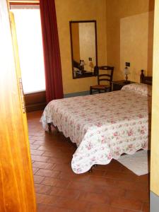 Crescentino葛莱皮农家乐的一间卧室配有一张床、镜子和窗户