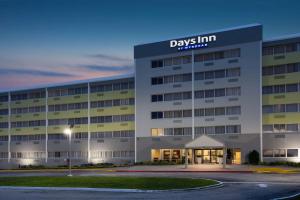 阿布西肯Days Inn by Wyndham Absecon Atlantic City Area的建筑上标有日间旅馆标志