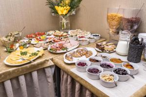 克拉科夫卡齐米秘密酒店的一张桌子上放着许多盘子的食物