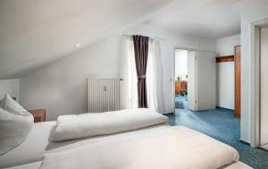 赖恩海姆苏尼贝尔旅馆的卧室配有白色的床和窗户。