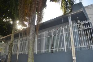 巴拉奈里奥-坎布里乌CASA PRAIA A 600m DO MAR的棕榈树屋前的白色围栏