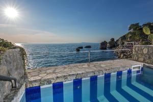 维克艾库塞Capo la Gala Hotel&Wellness的海景游泳池