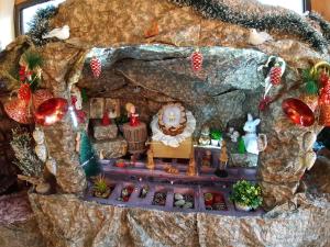 拿撒勒Royal Guest House的山洞里带圣诞装饰的家