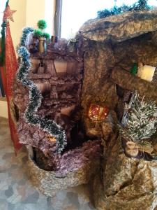 拿撒勒Royal Guest House的洞穴里的圣诞姜饼屋