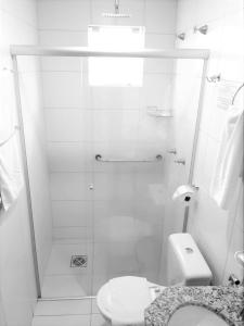 大坎普WR Confort Hotel Campo Grande的带淋浴和卫生间的白色浴室