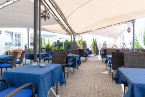 桑德豪森皇家宫廷酒店的一间空餐厅,配有蓝色的桌椅
