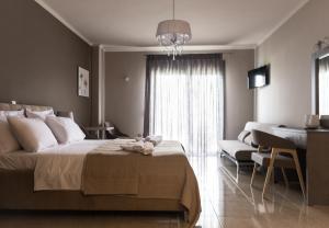 里科索翁Phaedra Suites的一间卧室设有一张床和一间客厅。
