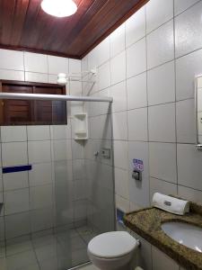 马拉戈日Village Miramar的一间带卫生间和水槽的浴室