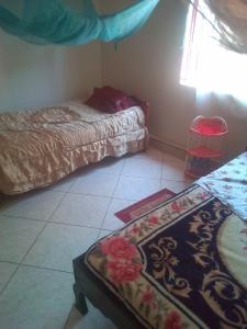 坎帕拉MOCAP的卧室配有两张床,地板上铺有地毯。