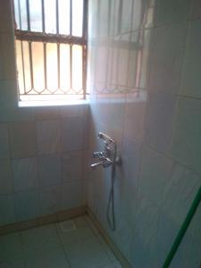 坎帕拉MOCAP的带淋浴的浴室和窗户