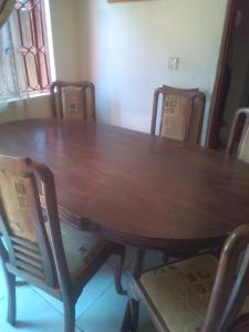 坎帕拉MOCAP的一张木桌、椅子、木桌、桌子和椅子