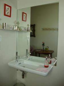 奥特里韦切斯勒安提科尔旅馆的浴室设有白色水槽和镜子
