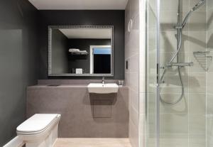 沃金Gorse Hill Hotel的浴室配有卫生间、盥洗盆和淋浴。