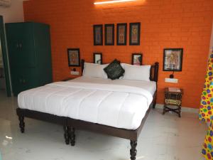 阿格拉Coral Country Homestay的一张位于橙色墙壁的大床