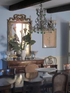 罗马阿科德托洛美宾馆的一间带桌椅和吊灯的用餐室