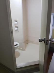 坎贝尔敦坎贝尔敦宜必思快捷酒店的通往带卫生间的浴室的开放式门