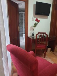 格拉纳达雪花酒店的一间房间,配有椅子和一张花瓶桌子