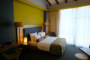 拉马拉皇庭酒店的酒店客房设有床和窗户。