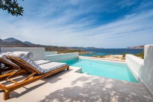 阿达玛斯Hotel Milos Sea Resort的一个带躺椅和游泳池的庭院