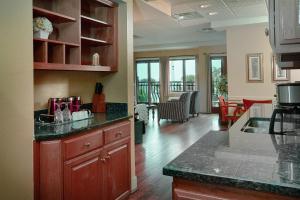 圣西蒙斯岛Ocean Inn & Suites的带柜台的厨房和客厅