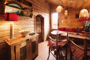 马尼戈德拉克鲁瓦 - 弗莱莱斯小木屋酒店的小屋内的房间,配有桌椅