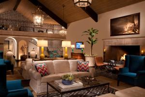 圣地亚哥科纳凯贵族山庄Spa度假酒店的带沙发和壁炉的客厅
