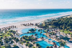 坎昆Iberostar Selection Cancun的享有海滩和海洋的空中景致