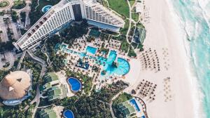 坎昆Iberostar Selection Cancun的海滩旁的度假胜地的顶部景色