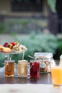 布希奥斯巴尔萨泽别墅酒店的一张桌子,上面放着一罐蜂蜜和一盘食物