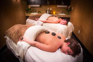 Mount Crested Butte艾勒维申温泉酒店的两个裸体的女人躺在房间里的床上