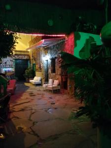 阿古伊梅斯La Piedra Viva Agüimes , Siete hermanos的一个带椅子的庭院和一座夜间建筑